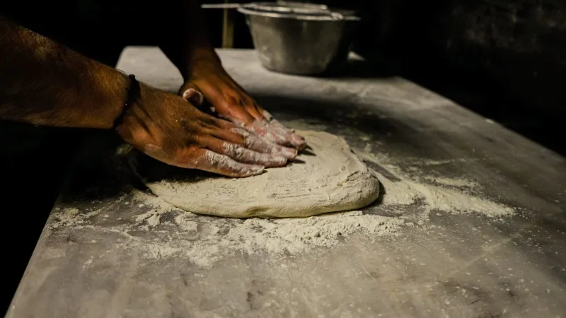 Dita che Sanno: Il Sapere Gestuale dei Maestri Pasticceri e la Trasmissione Silenziosa dei Dolci Italiani