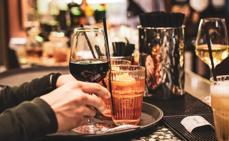 L'ora d'oro: perché l'aperitivo resta il rito più autentico della socialità italiana
