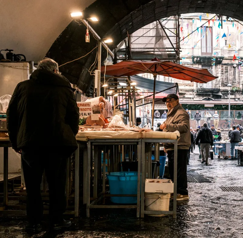 Quello che il Mercato Non Dice a Voce Alta: Leggere i Segnali Invisibili della Qualità tra i Banchi